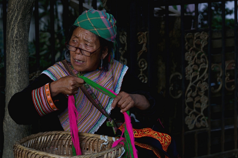 1028 - COLOURED KNITTING-WOMAN - AERTS JOZEF - belgium.jpg